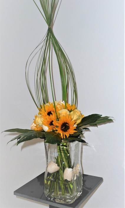 Paasboeket met zonnebloemen in nest