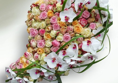 Rouwhart XXL met gemengde Rozen en Phalaenopsis