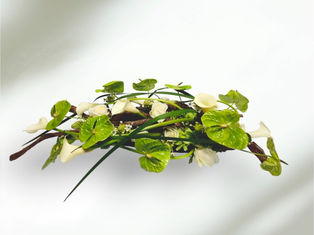 Modern rouwstuk met Anthuriums en Calla