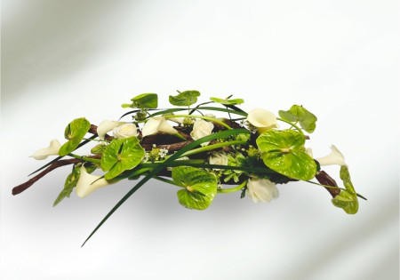 Modern rouwstuk met Anthuriums en Calla