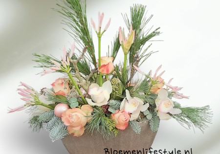 'Kerststuk Fleurig geschikt met cymbidiums'