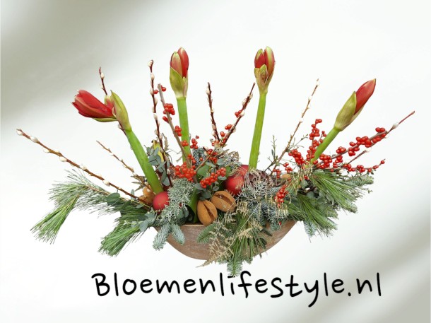 Luxe kerststuk met Amaryllissen en takken