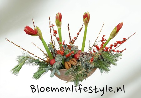 Luxe kerststuk met Amaryllissen en takken