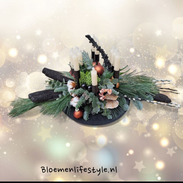 Industrieel kerststuk met kaarsen