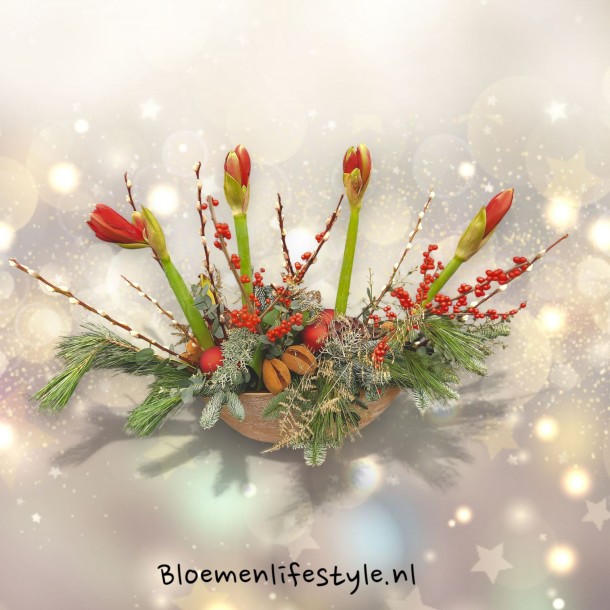 Luxe kerststuk met Amaryllissen en takken