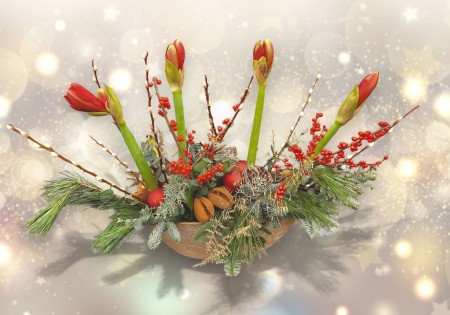 Luxe kerststuk met Amaryllissen en takken