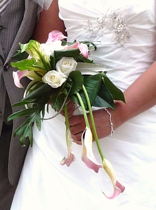 Waterval bruidsboeket met calla en rozen