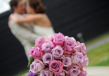Rond compact bruidsboeket met rozen