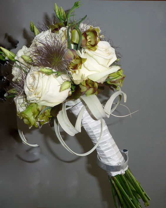 Biedermeier bruidsboeket met lisianthus