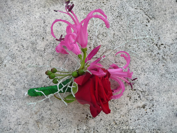 Gastencorsage Roos met Nerine