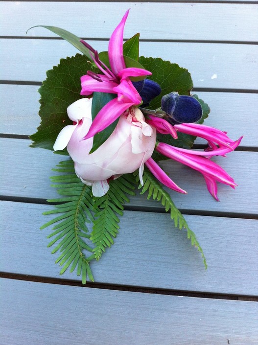 Corsage Pioen met Nerine