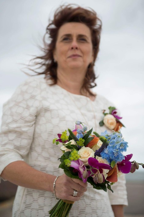 Plukboeket in bruidsvorm met Phalaenopsis en Lisianthus