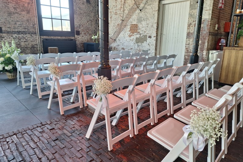 Foto impressie bloemdecoraties plechtigheid- kerk