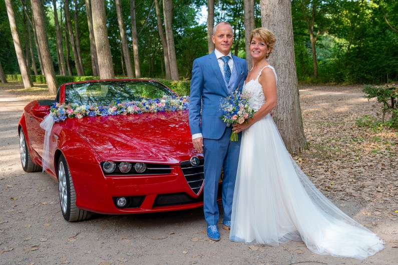 Bruidsboeket en autoversiering trouwerij