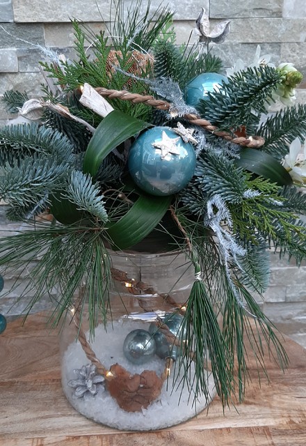 Kerststuk op vaas