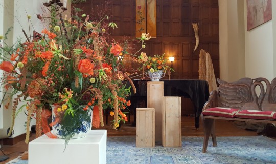 Foto impressie bloemdecoraties plechtigheid- kerk