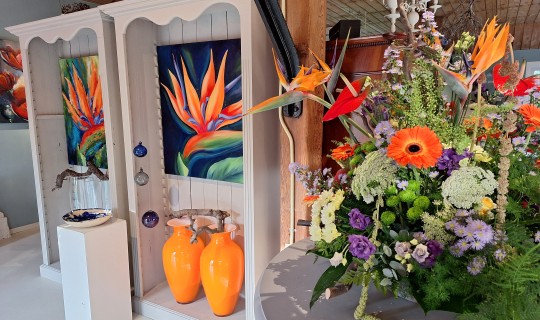 Bloemstuk met Sterlitzia in de hoofdrol